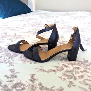 Naturalizer Navy Heels NWOT